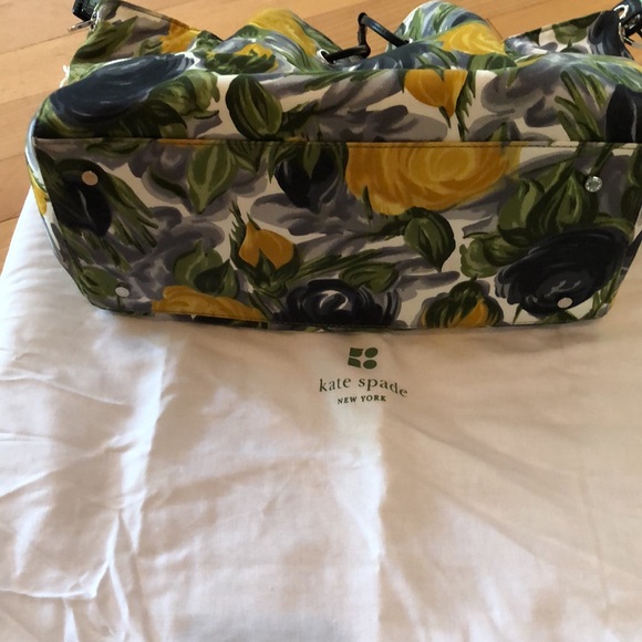 Beautiful Kate Spade bag flower pattern - Picture 3 of 12